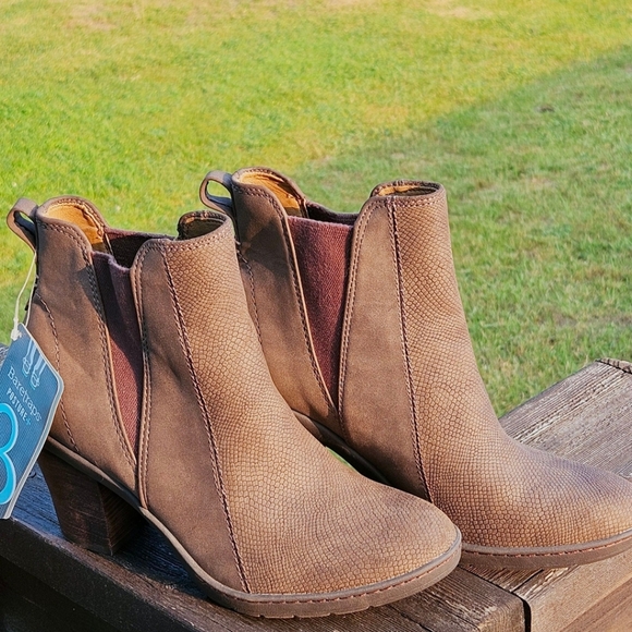 BEARTRAPS POSTURE Women's brown high heel boots that help promote better posture - Picture 1 of 14